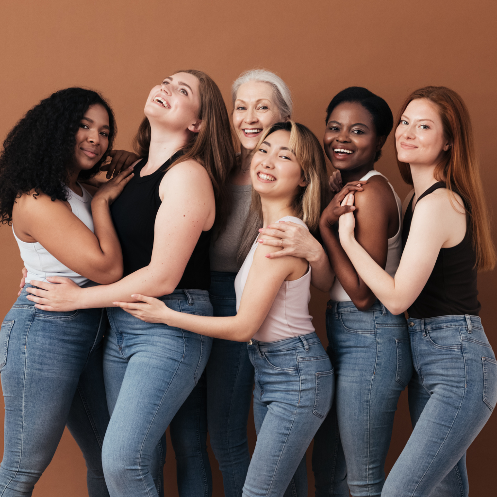 Mulheres de diferentes etnias se abraçando no dia da mulher